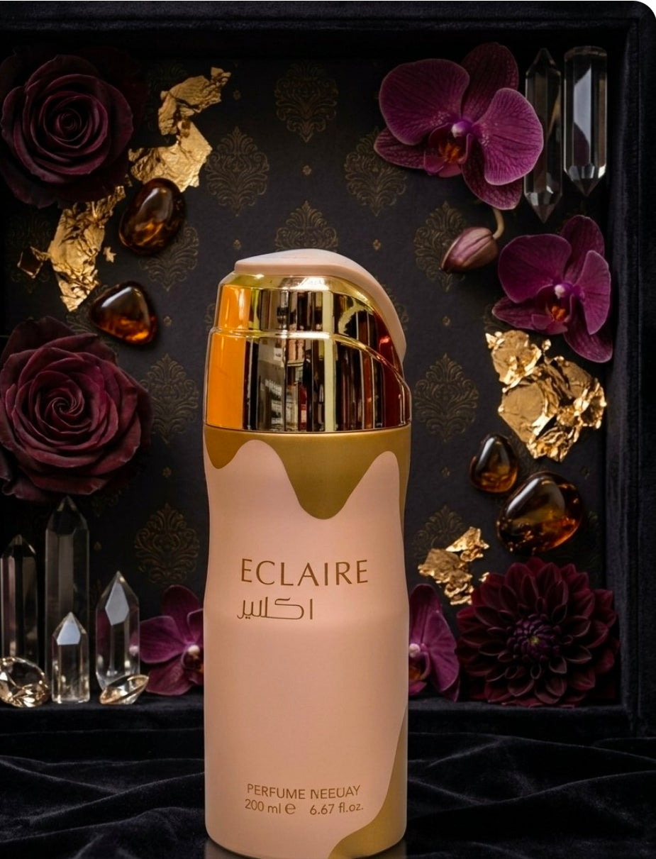 Eclaire de Lattafa presentado con un fondo que resalta visualmente sus notas aromáticas gourmand: un entorno cálido decorado con flores de vainilla, caramelo, e ingredientes dulces.