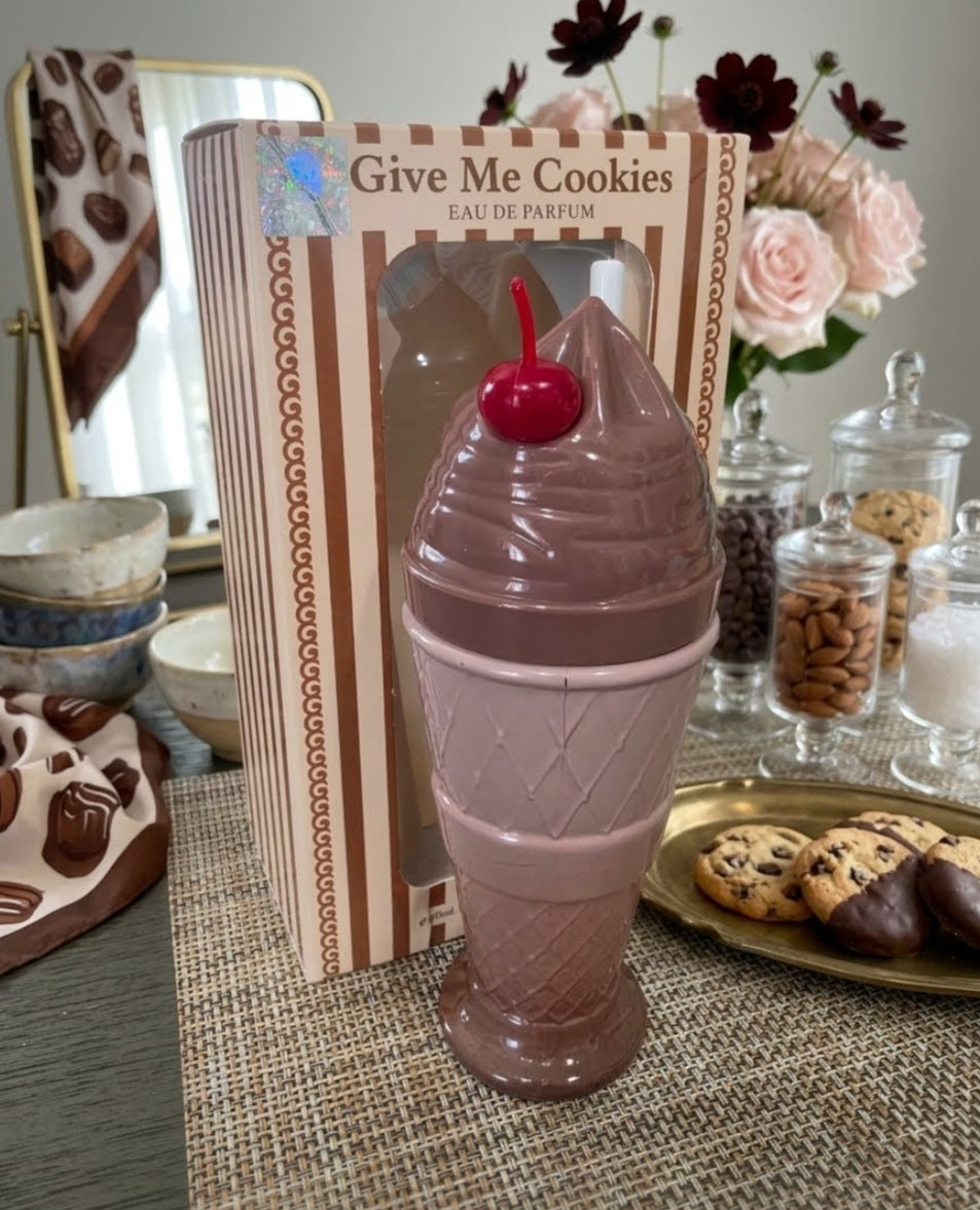 Give Me Cookies de la marca Ayelet, una fragancia ultra-dulce y de tipo gourmand diseñada para oler exactamente como repostería recién horneada. Inspiración