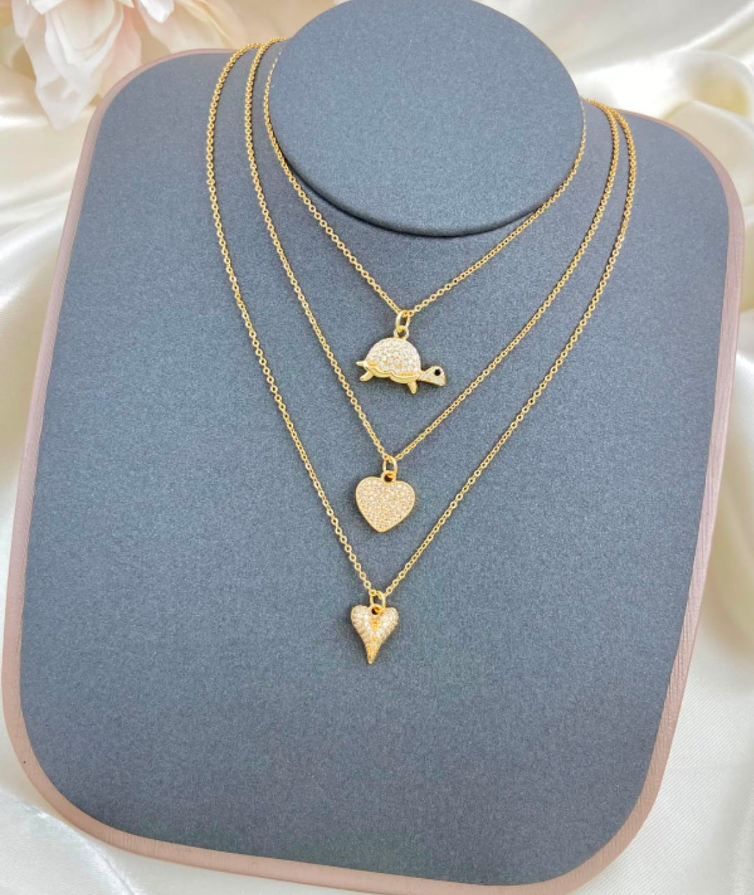 Nueva collection 😍 de cadenas con dije con baño de oro cada una $290 ♥️ordena la tuya antes de agoten 🇩🇴✨️