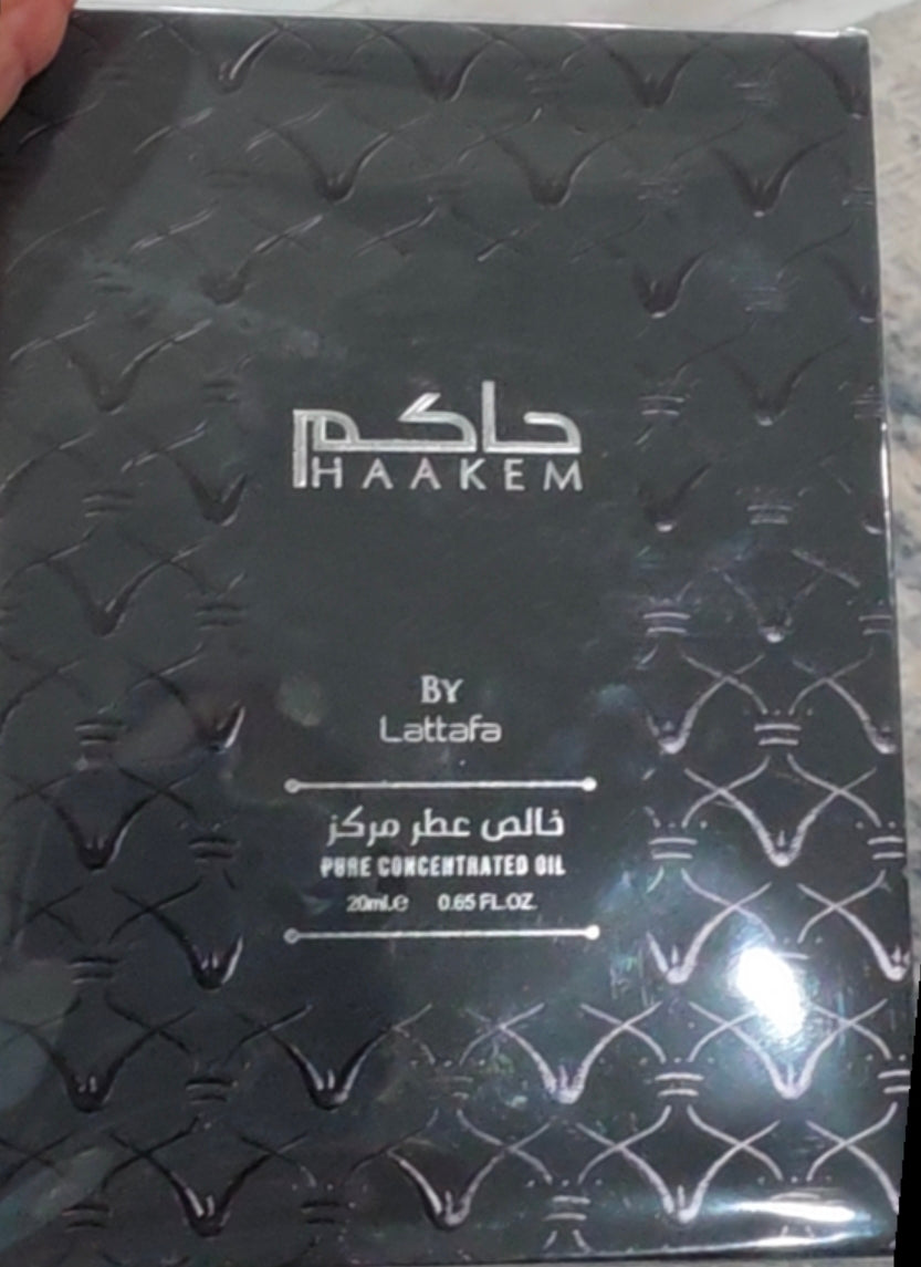 Haakem Pure Concentrated Oil de la prestigiosa casa Lattafa Perfumes. Se trata de un attar (aceite de perfume puro concentrado y libre de alcohol) de 20 ml (0.65 FL.OZ), Es una fragancia unisex ideal para quienes aman los aromas profundos, limpios 💚