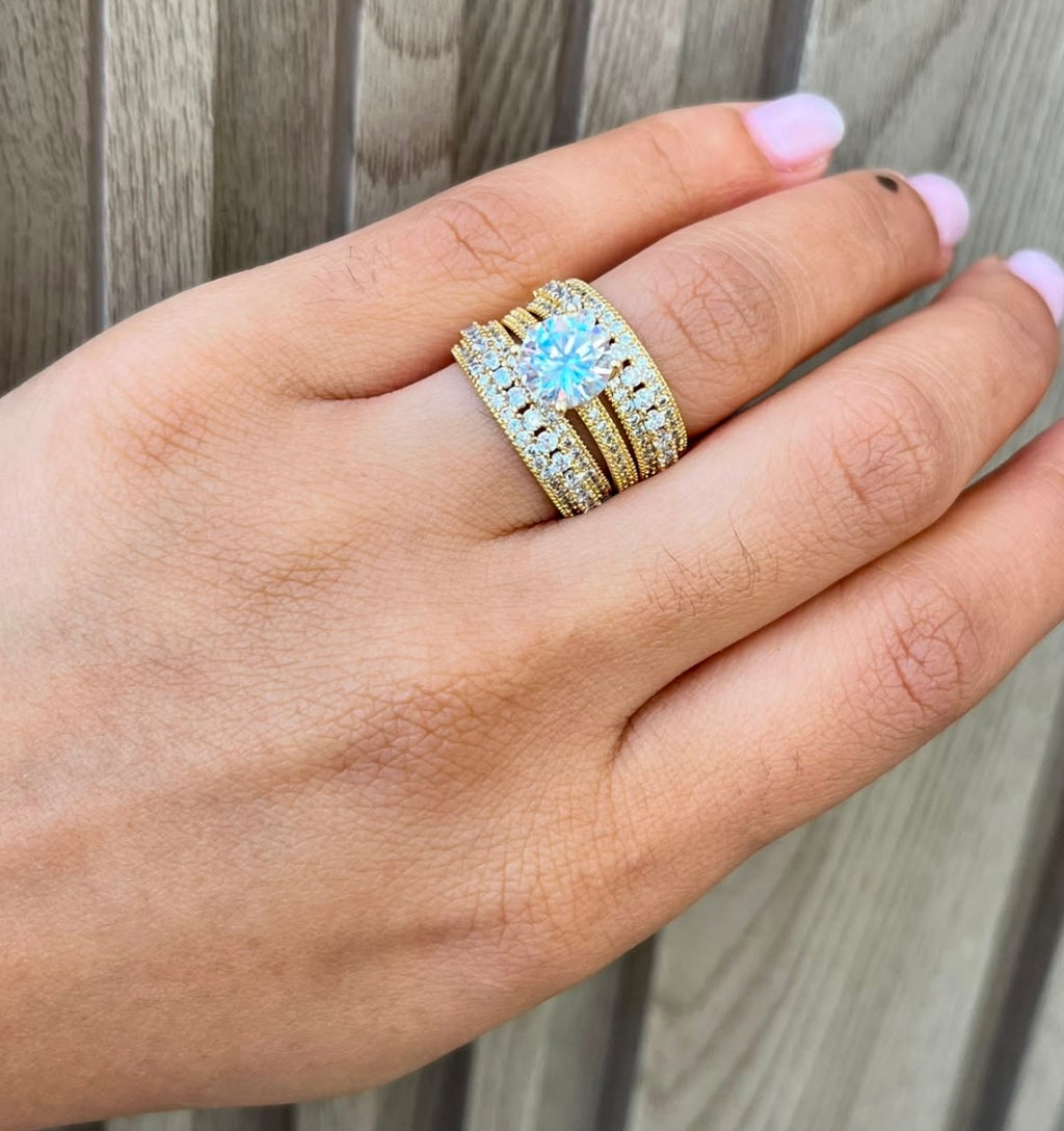 El 'Sí, acepto' perfecto comienza aquí! 💍 Juego de compromiso disponible.""Un brillo inigualable para un amor eterno. Disponible hoy." Con baño de oro un precio que se adacta a tus bosillos y un sí, seguro ♥️🥰✨️$650 cada uno.