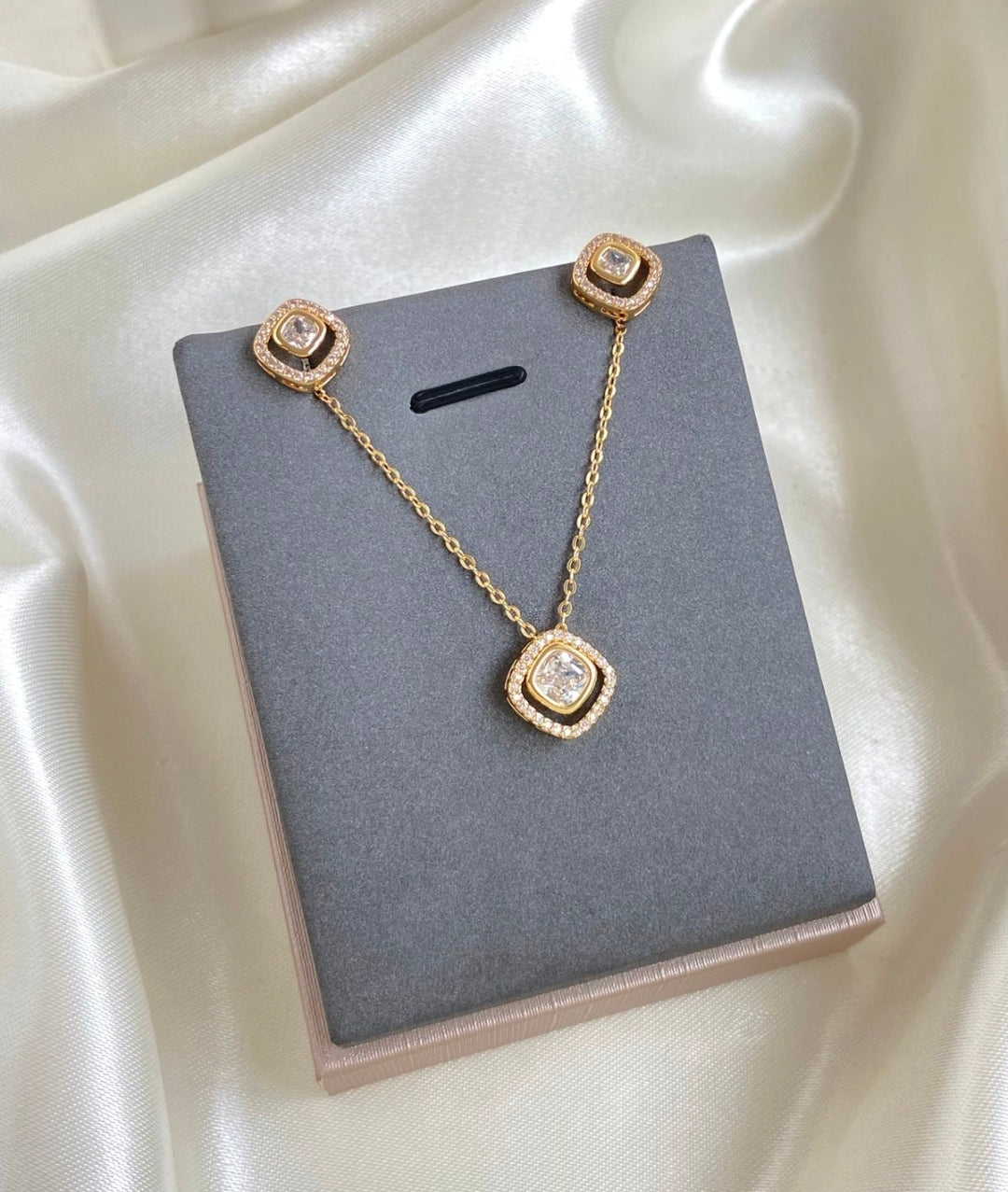 Variedades de juegos de cadenas y aretes con baño de oro por $425 escribe cual quieres y vas a recibir una por $425.  ♥️  Gracias por su compra