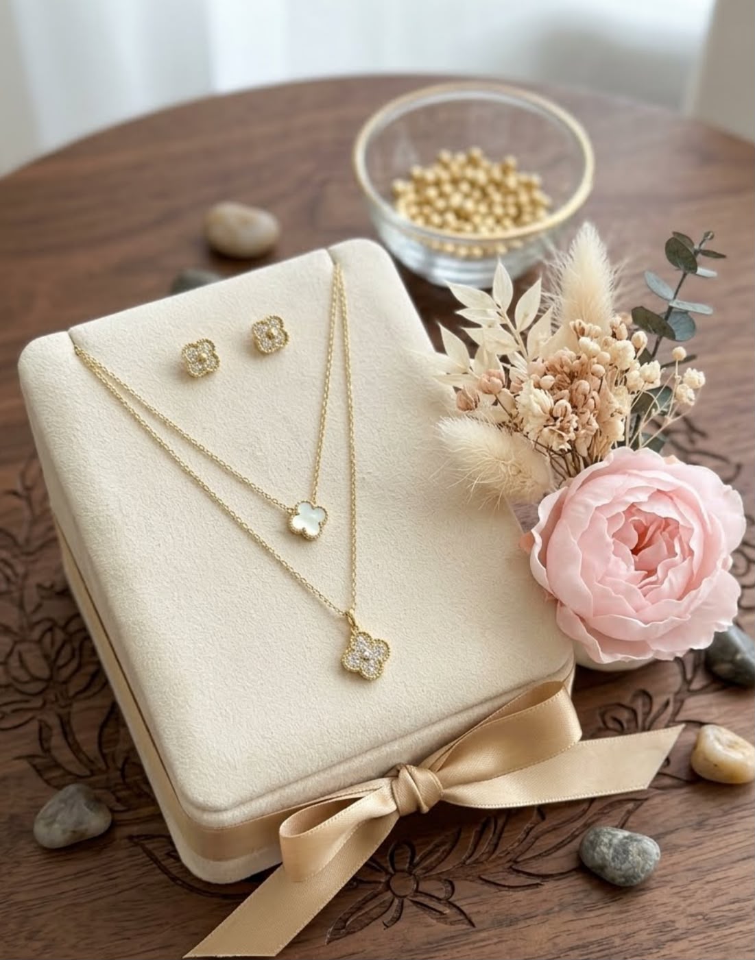 Juego de cadena y areres con baño de oro para mujer.