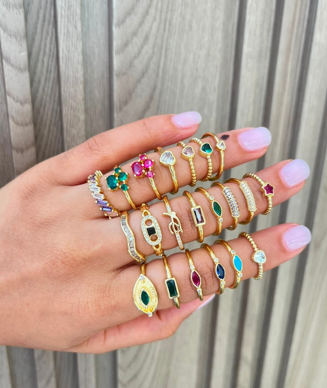 Anillos con baño de oro. Anillos hermosos y súper femeninos 💍💕
Dale un toque elegante y delicado a tu look con estos diseños 😍
💖 Diferentes estilos y colores
✨ Perfectos para combinar
🎁 Ideales para regalar