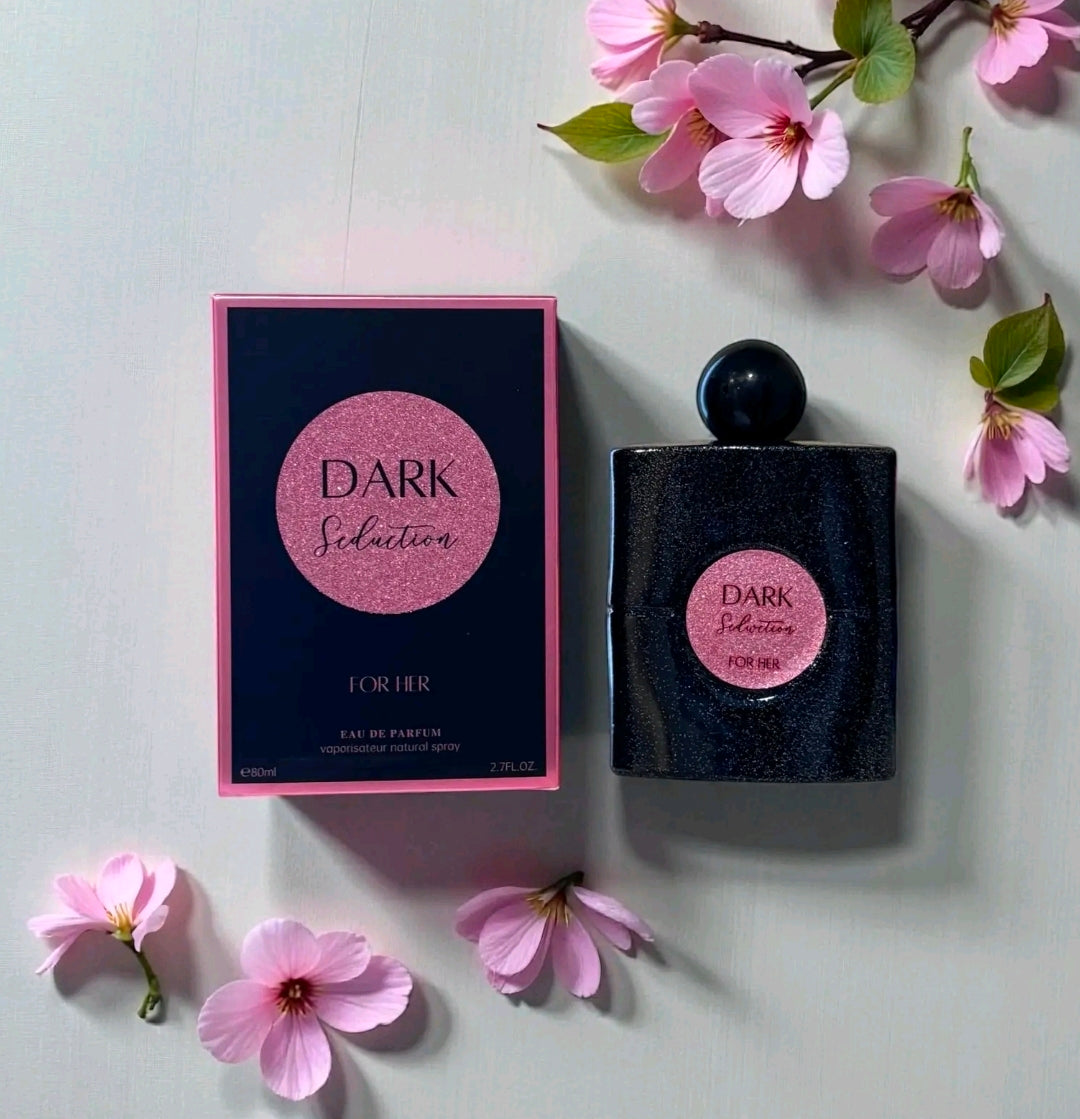 Dark Seduction For Her, un Eau de Parfum de 80 ml (2.7 FL.OZ.)Es un aroma misterioso, sensual e indulgente, ideal para quienes disfrutan de los perfumes gourmand con un toque vibrante y profundo. Inspiración