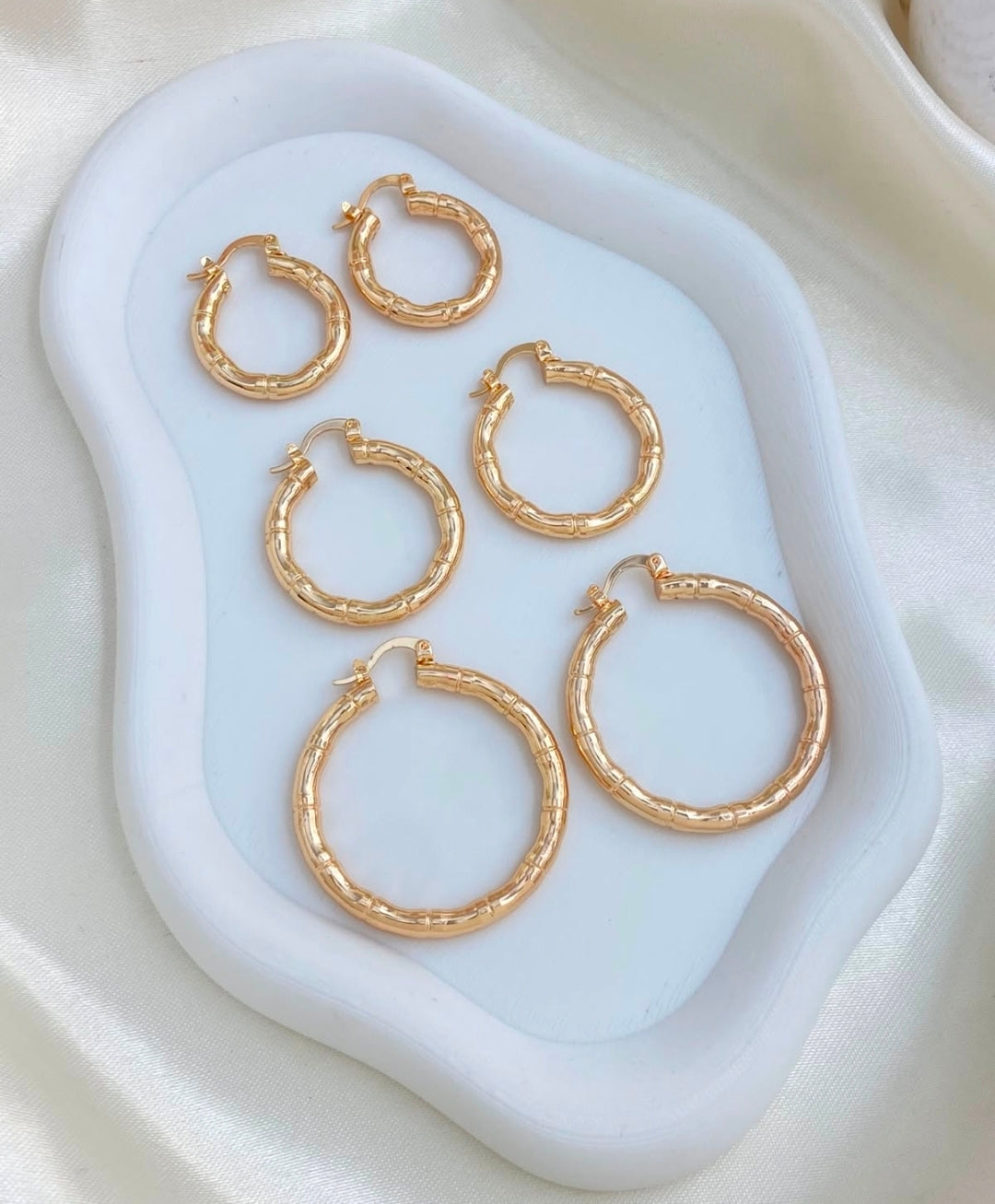 Variedades de argollas con baño de oro. $280  Escribir para decir cual va a comprar solo va a recibir una por $280 pesos. Gracias por su compra.