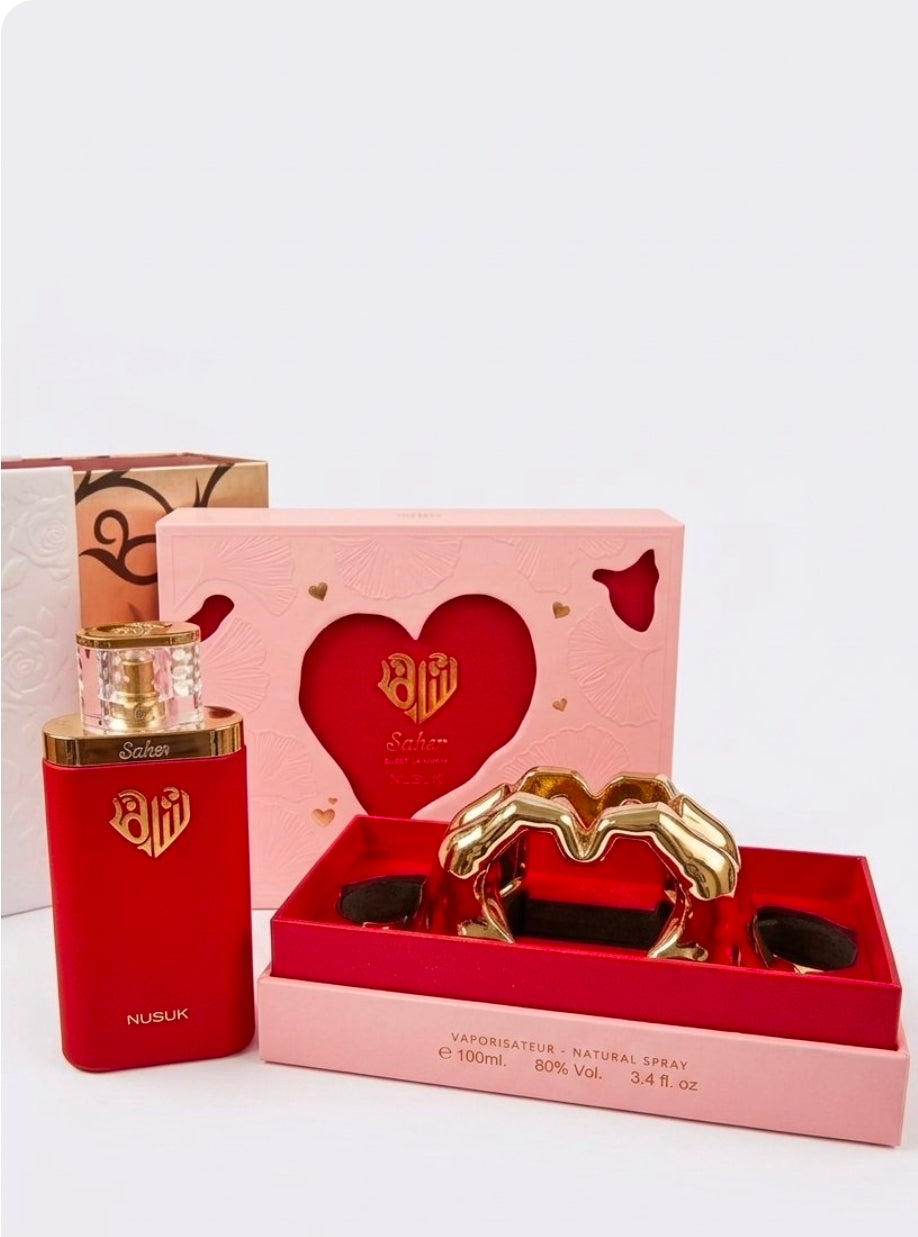 Saher de la casa de fragancias Nusuk, un aroma diseñado principalmente para mujeres que destaca por su llamativo empaque romántico.Un bouquet floral elegante compuesto por pétalos de rosa, jazmín absoluto y lirio de los valles.