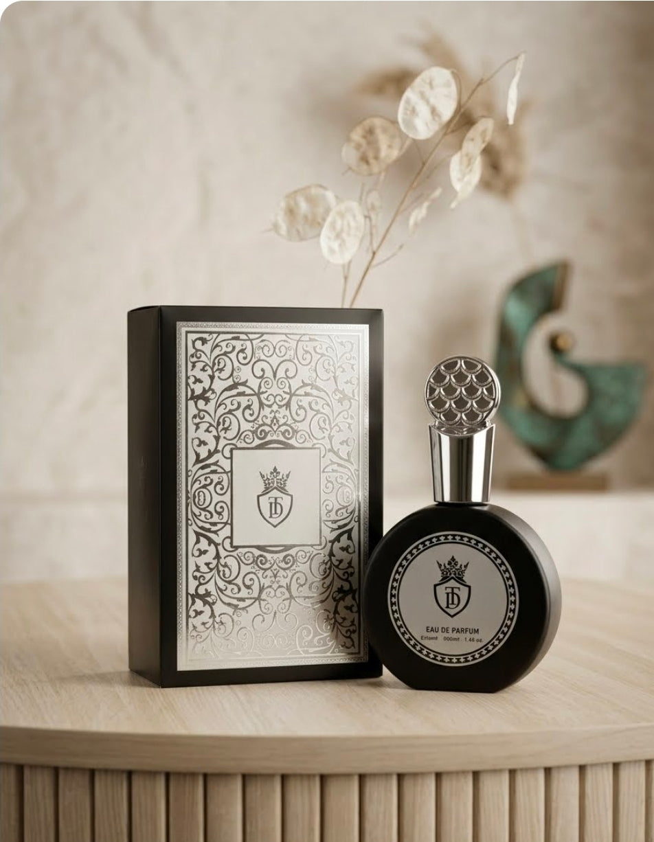 Este perfume pertenece a la familia olfativa Ámbar para Hombres y destaca por un aroma fresco, herbal y amaderado. Inspiración