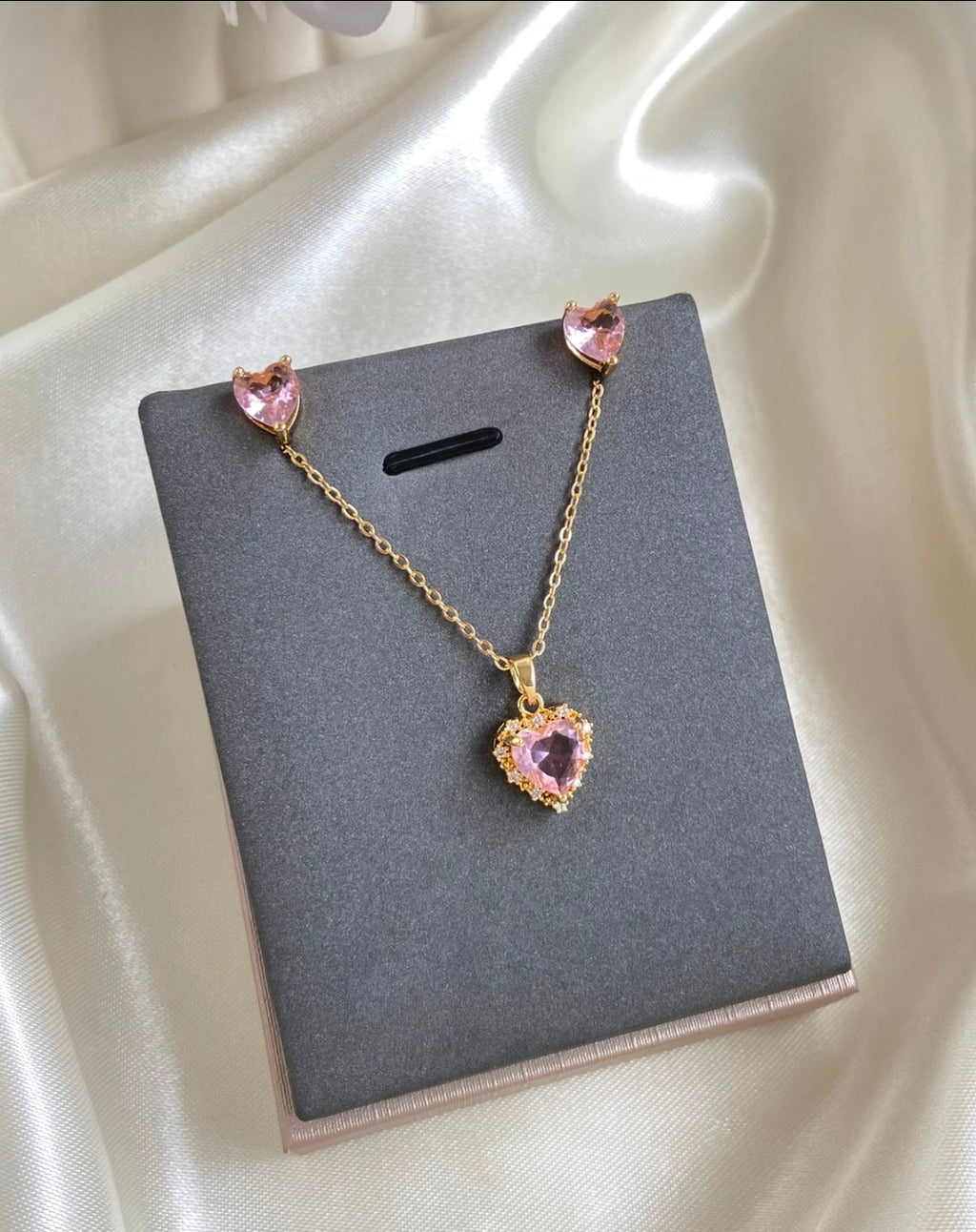 Variedades de juegos de cadenas y aretes con baño de oro por $425 escribe cual quieres y vas a recibir una por $425.  ♥️  Gracias por su compra