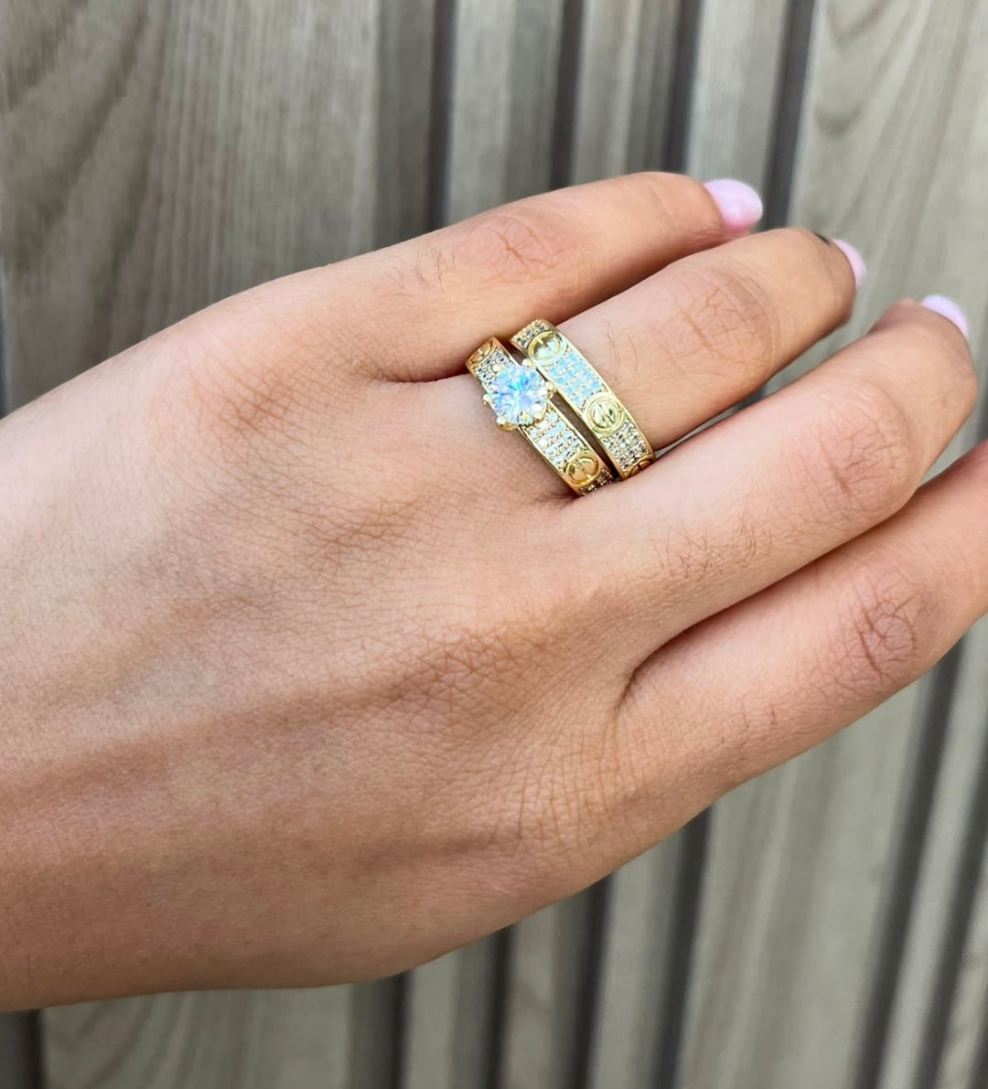 El 'Sí, acepto' perfecto comienza aquí! 💍 Juego de compromiso disponible.""Un brillo inigualable para un amor eterno. Disponible hoy." Con baño de oro un precio que se adacta a tus bosillos y un sí, seguro ♥️🥰✨️$650 cada uno.