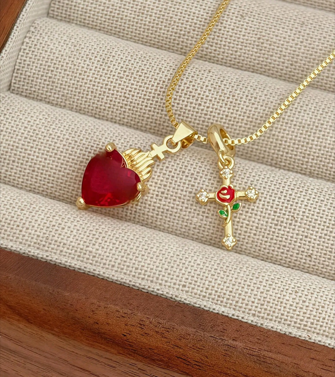 Elegante cadena con corazon y Cruz, ideal para regalo.