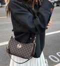 Eleva tus looks diarios con este bolso estilo baguette, una pieza clave que fusiona la tendencia contemporánea con la sofisticación clásica.