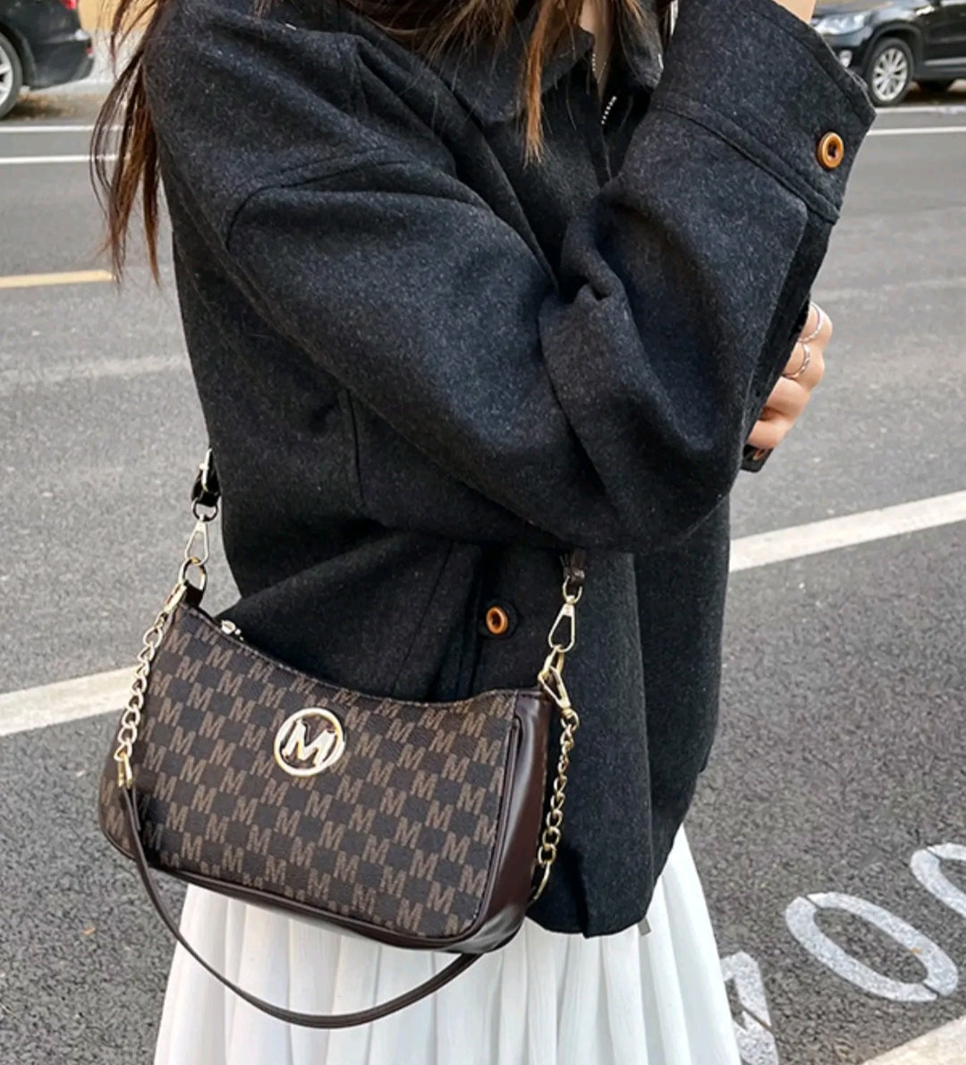 Eleva tus looks diarios con este bolso estilo baguette, una pieza clave que fusiona la tendencia contemporánea con la sofisticación clásica.