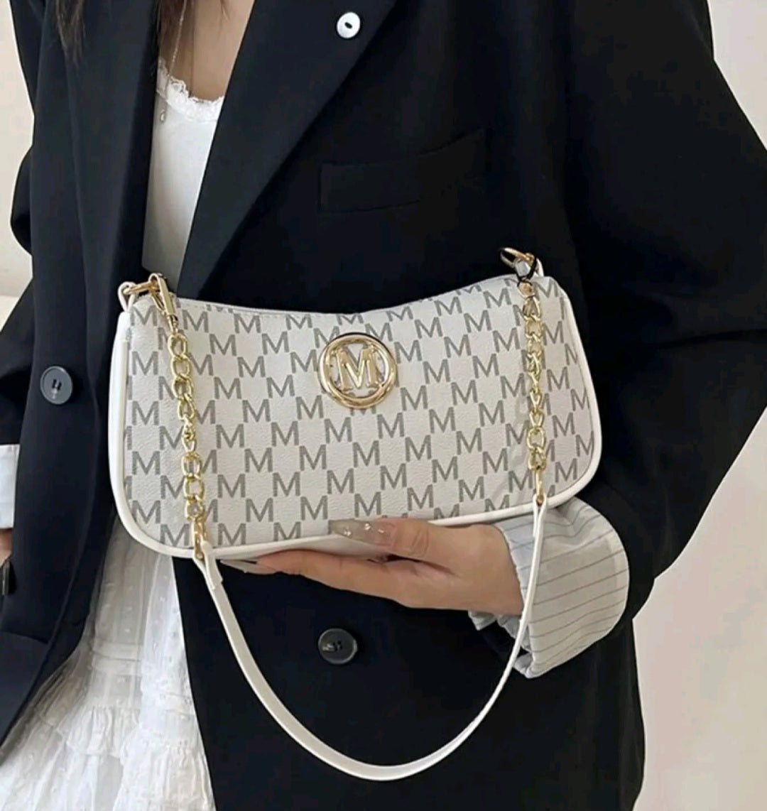 Esta cartera combina un diseño clásico con detalles modernos, ideal para un estilo casual elegante.