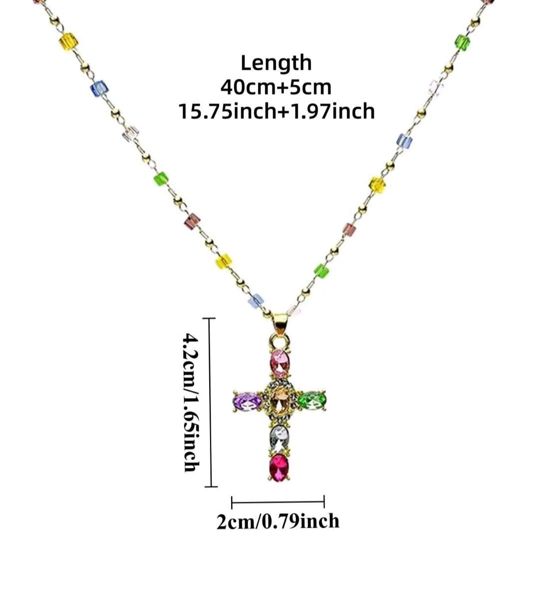 Collar con dije de cruz de piedras preciosas multicolores, un accesorio de estilo religioso y moderno que resalta por su diseño vibrante.