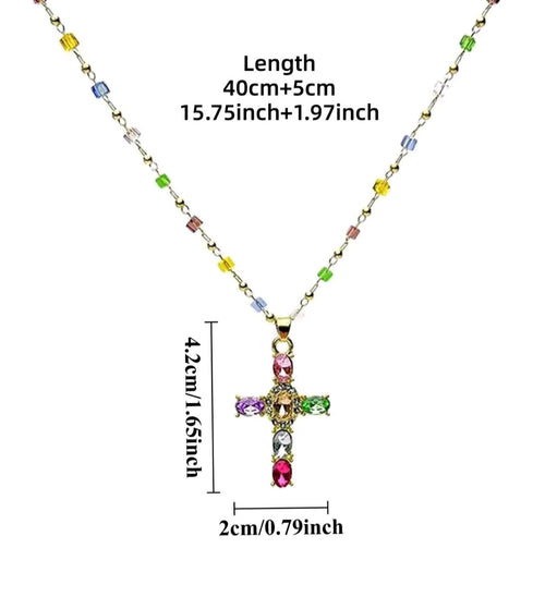 Collar con dije de cruz de piedras preciosas multicolores, un accesorio de estilo religioso y moderno que resalta por su diseño vibrante.