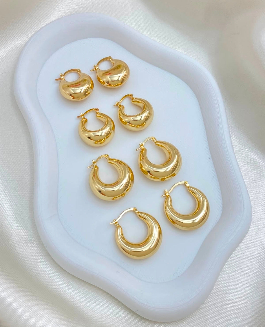 Variedades de argollas con baño de oro por $450 pesos cada una, debe escribir cuando eligas su argolla, vas a recibir una por $450 Gracias por su compra.