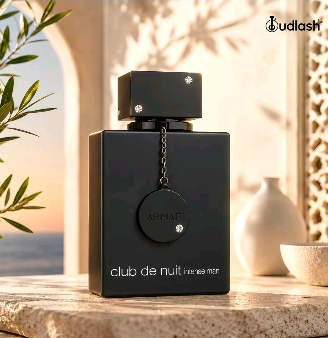 Su duración es sobresaliente (fácilmente supera las 8 horas en piel) proyección es pesada, lo que significa que te harás notar al llegar a cualquier lugar.base cálida, masculina y duradera de almizcle, ámbar gris, pachulí y un toque dulce. 100% Original.