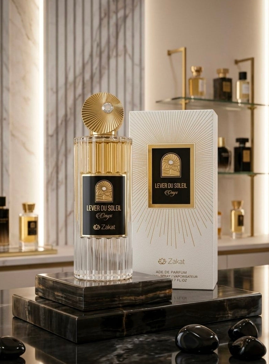 Lever Du Soleil Onyx de la casa Zakat (Zoghbi Parfums) es una fragancia árabe unisex de la familia olfativa amaderada y especiada, Una mezcla sofisticada de cuero ahumado, la dulzura de la frambuesa y un toque especiado de azafrán.