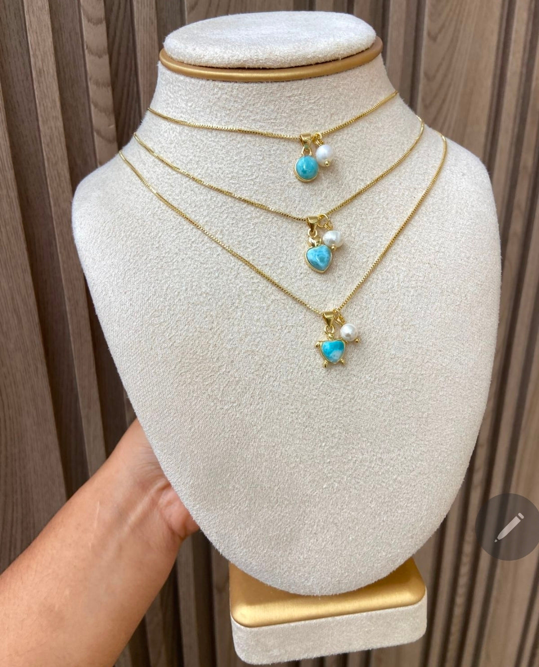 Cadena con larimar y baño de oro $650 cada una, escribir para decir cual quieres. Gracias por su compra.