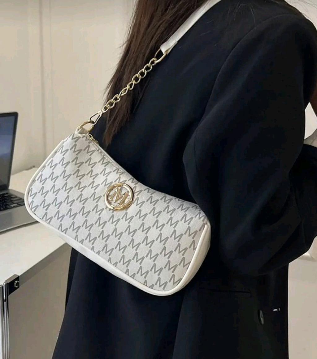 Esta cartera combina un diseño clásico con detalles modernos, ideal para un estilo casual elegante.