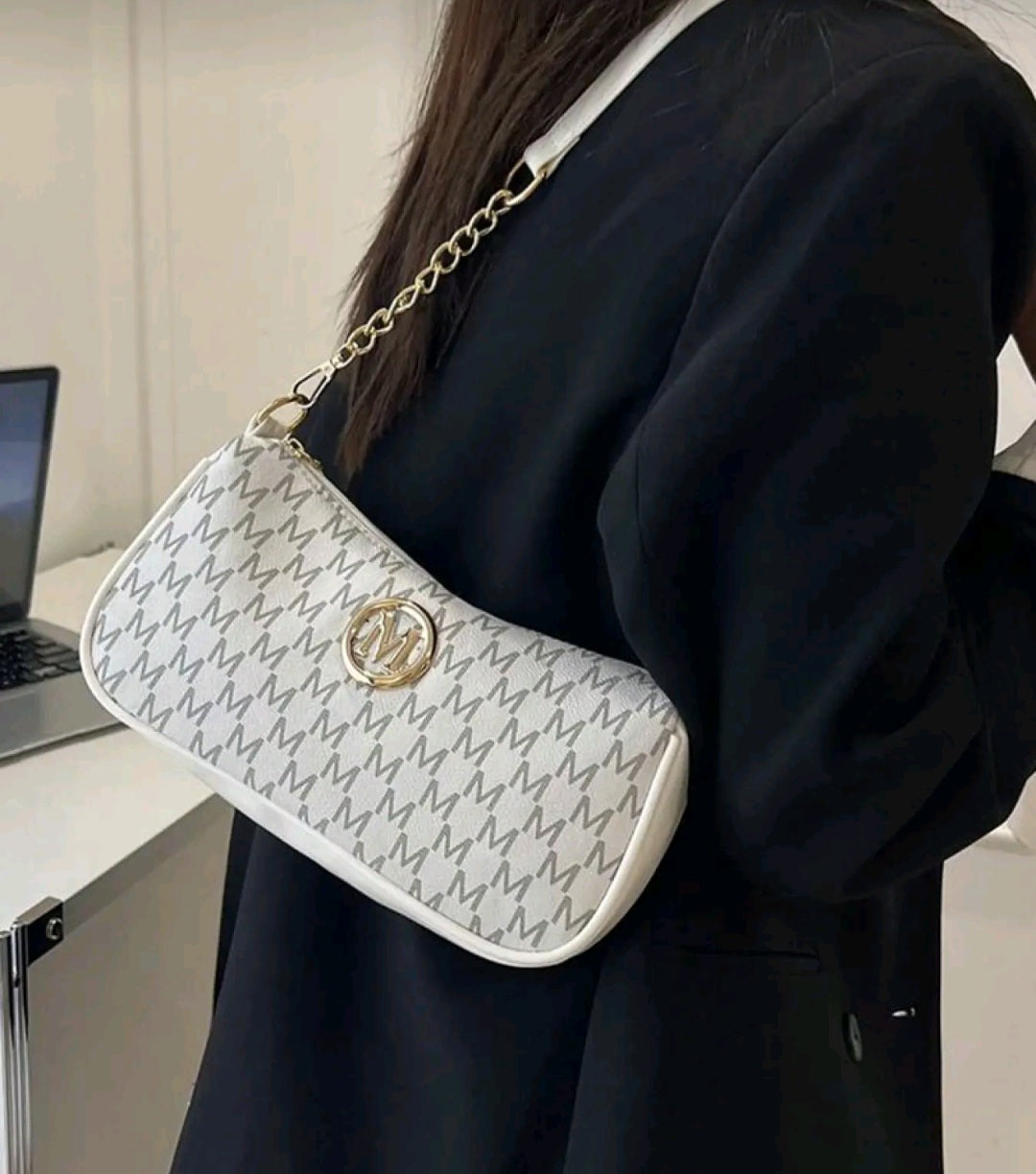 Esta cartera combina un diseño clásico con detalles modernos, ideal para un estilo casual elegante.