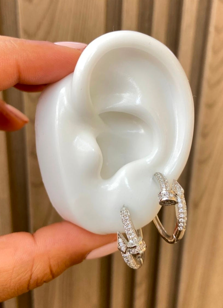 Argollas platiadas variadas muy bonitas $95 pesos cada unas debe escribir para decir cual vas a comprar.