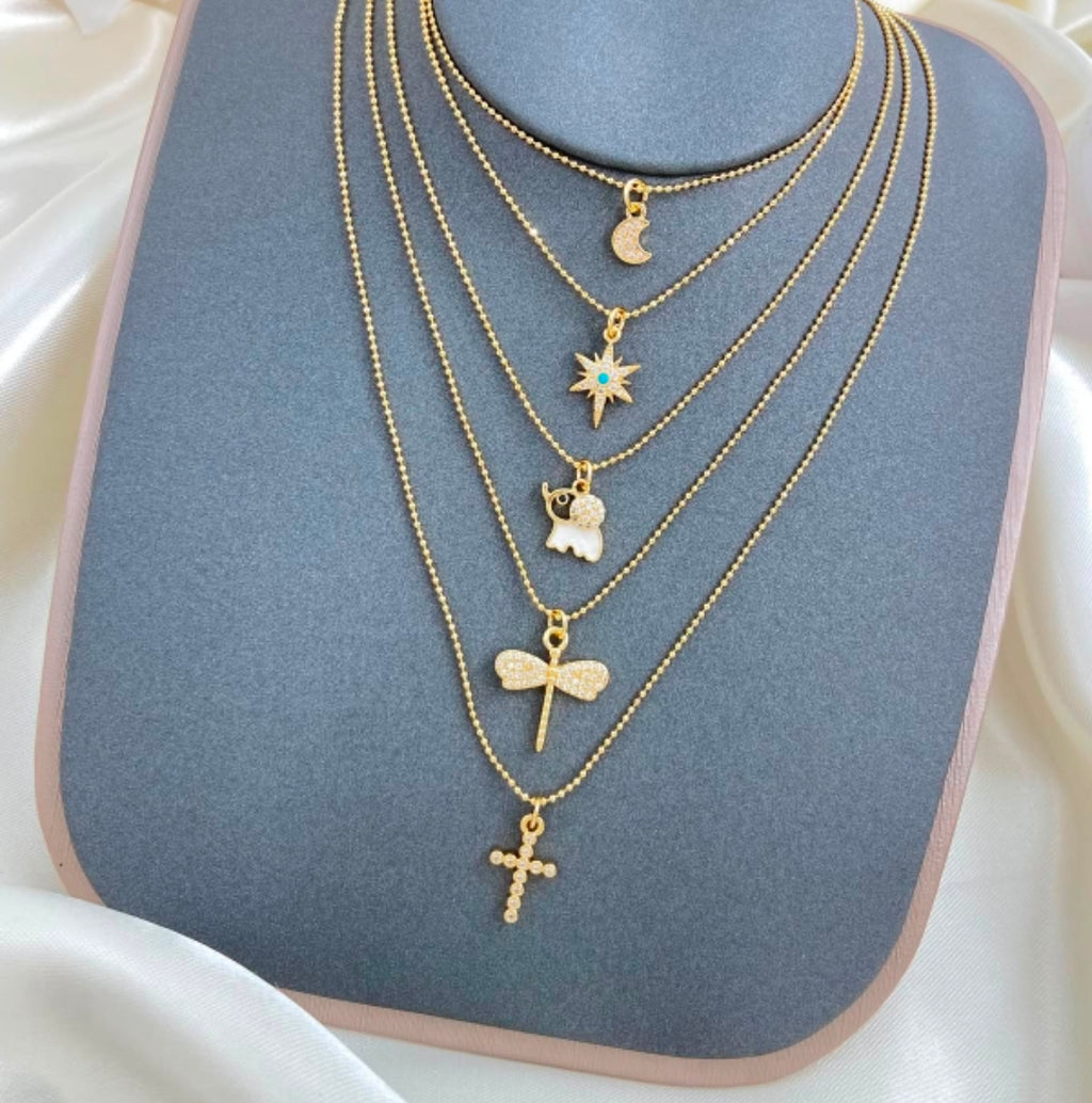 Nueva collection 😍 de cadenas con dije con baño de oro cada una $290 ♥️ordena la tuya antes de agoten 🇩🇴✨️