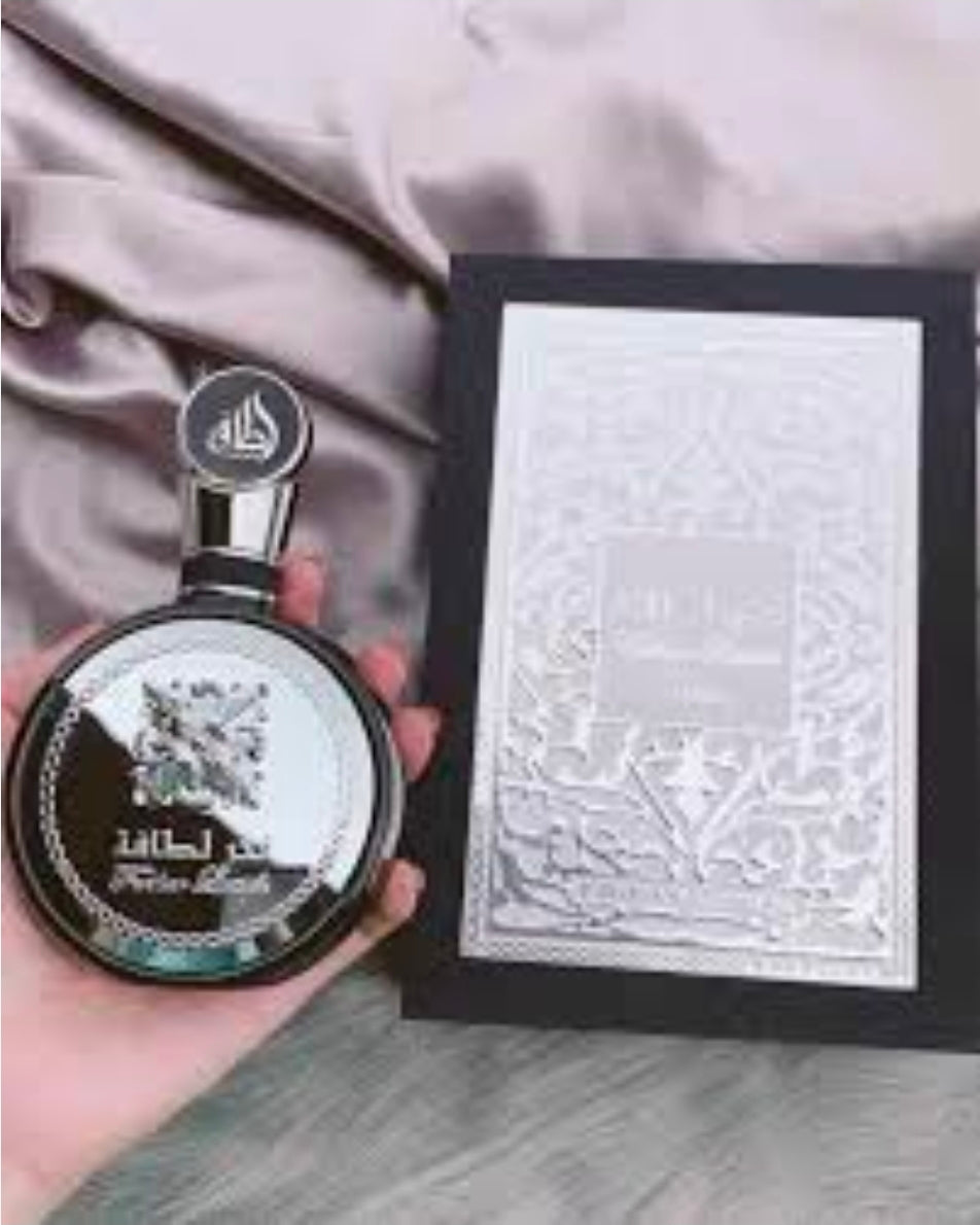 Su aroma es de la familia olfativa Fougère - Oriental, caracterizado por ser muy fresco, limpio, ligeramente dulce y sumamente versátil para el uso diario. 100% Original.