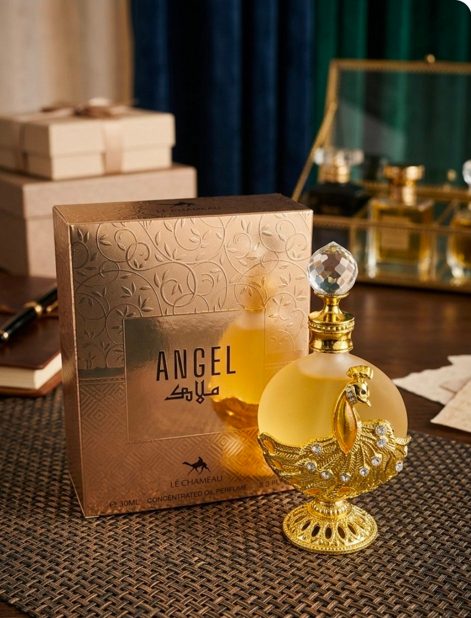 Angel (ملاك) Al ser un aceite concentrado (Concentrated Perfume Oil), sus notas de fondo son sumamente ricas, pesadas y dulces, dándole un carácter gourmand y amaderado muy cálido que resalta con el calor corporal. Para mujer