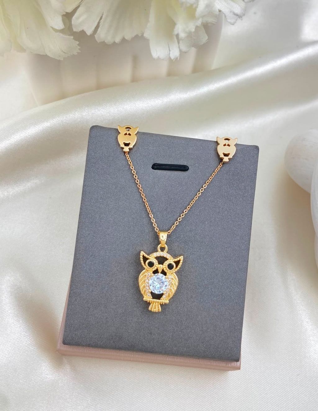 Variedades de elegante juego de cadenas y aretes con baño de oro.