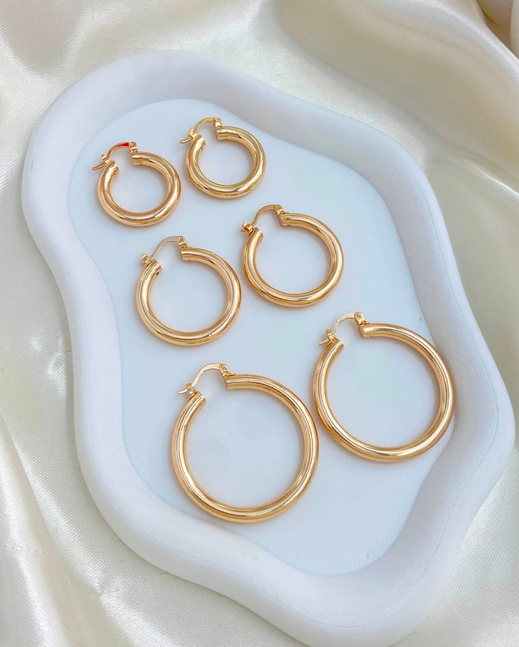 Variedades de argollas con baño de oro. $280  Escribir para decir cual va a comprar solo va a recibir una por $280 pesos. Gracias por su compra.