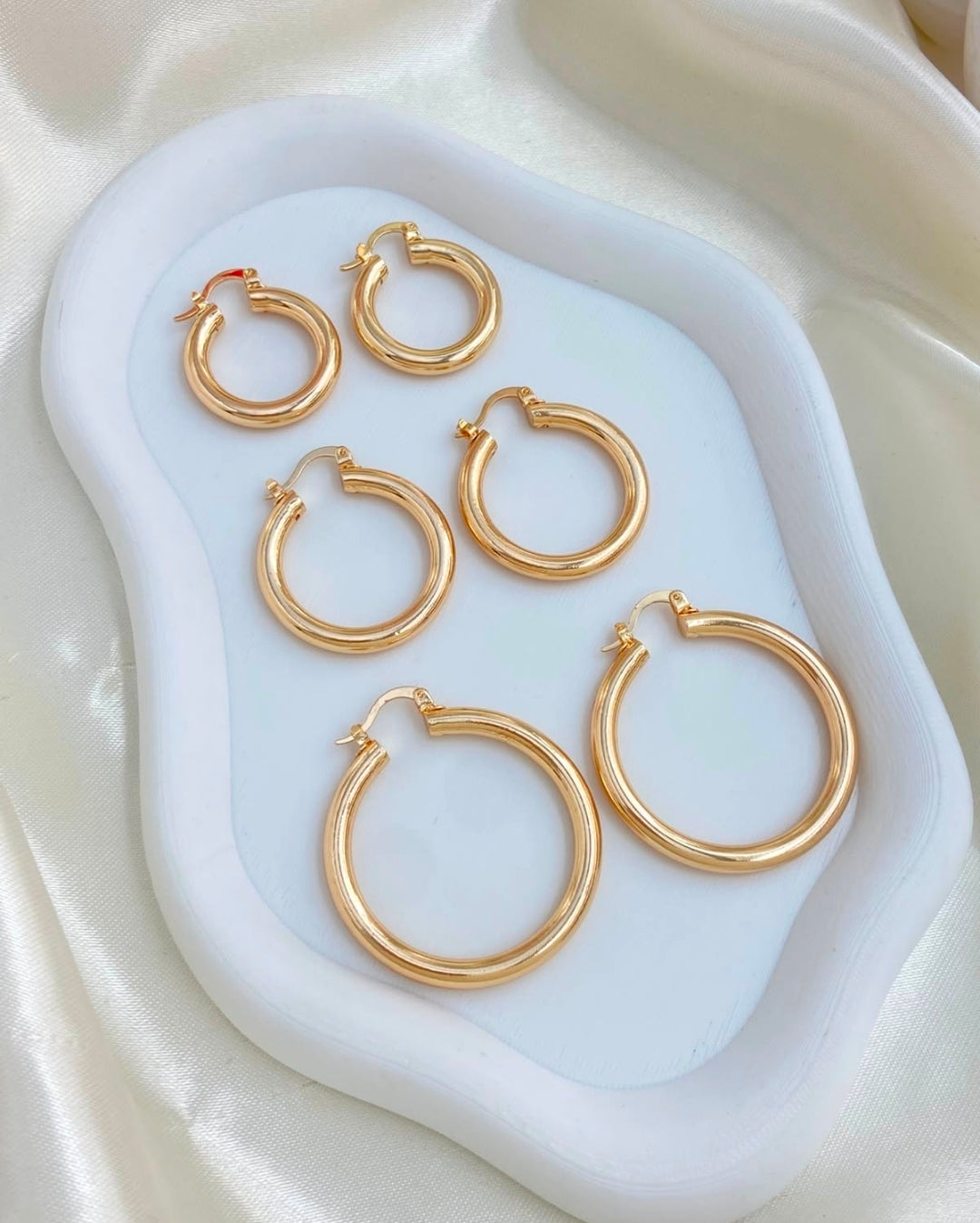 Variedades de argollas con baño de oro. $280  Escribir para decir cual va a comprar solo va a recibir una por $280 pesos. Gracias por su compra.