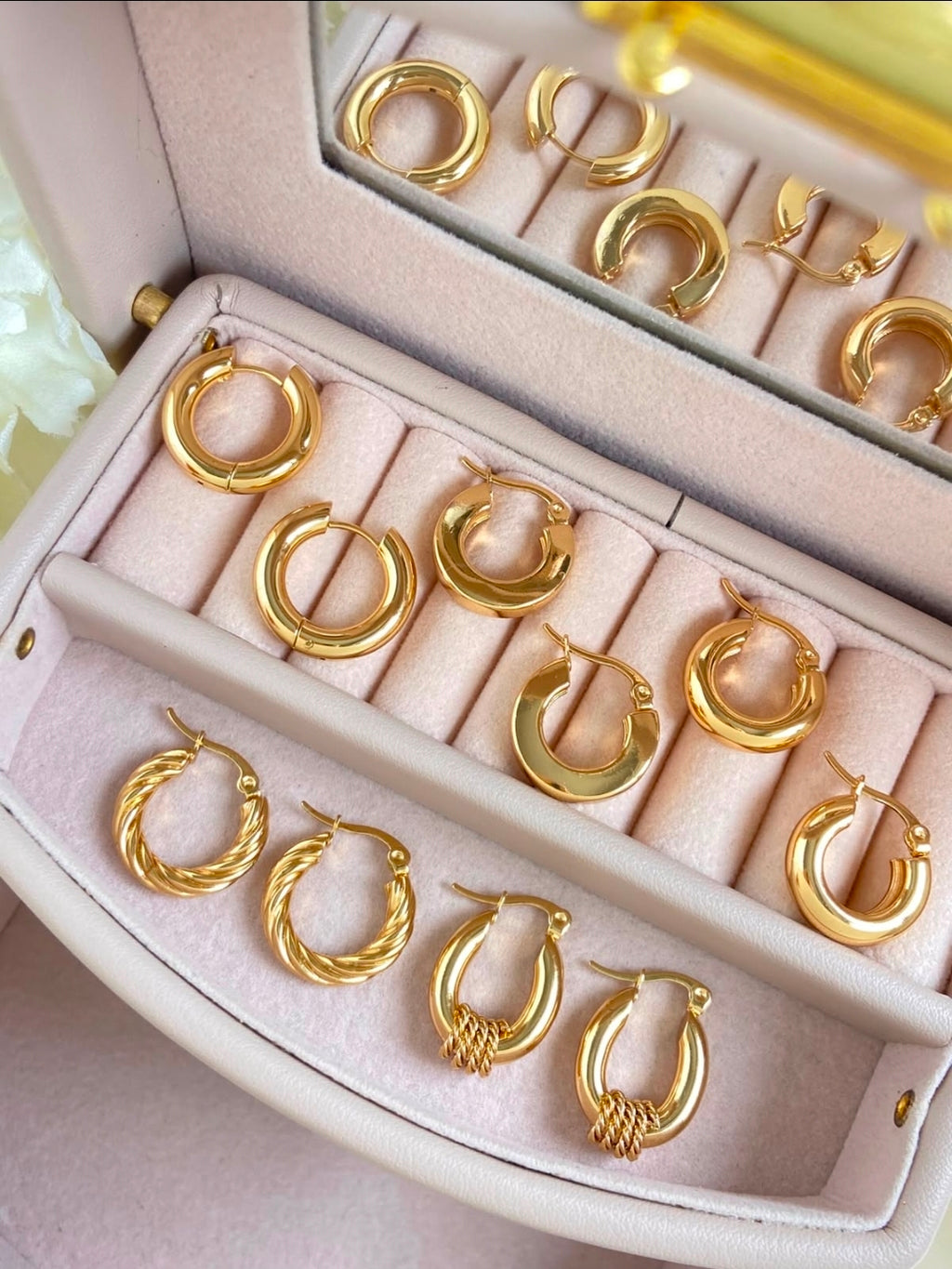 Argollas con baño de oro variadas, una por $280 pesos,  escribir para decir cual va a comprar. Vas a recibir una por $280 pesos.                         Gracias por su compra.