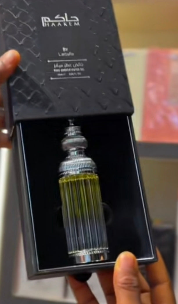 Haakem Pure Concentrated Oil de la prestigiosa casa Lattafa Perfumes. Se trata de un attar (aceite de perfume puro concentrado y libre de alcohol) de 20 ml (0.65 FL.OZ), Es una fragancia unisex ideal para quienes aman los aromas profundos, limpios 💚