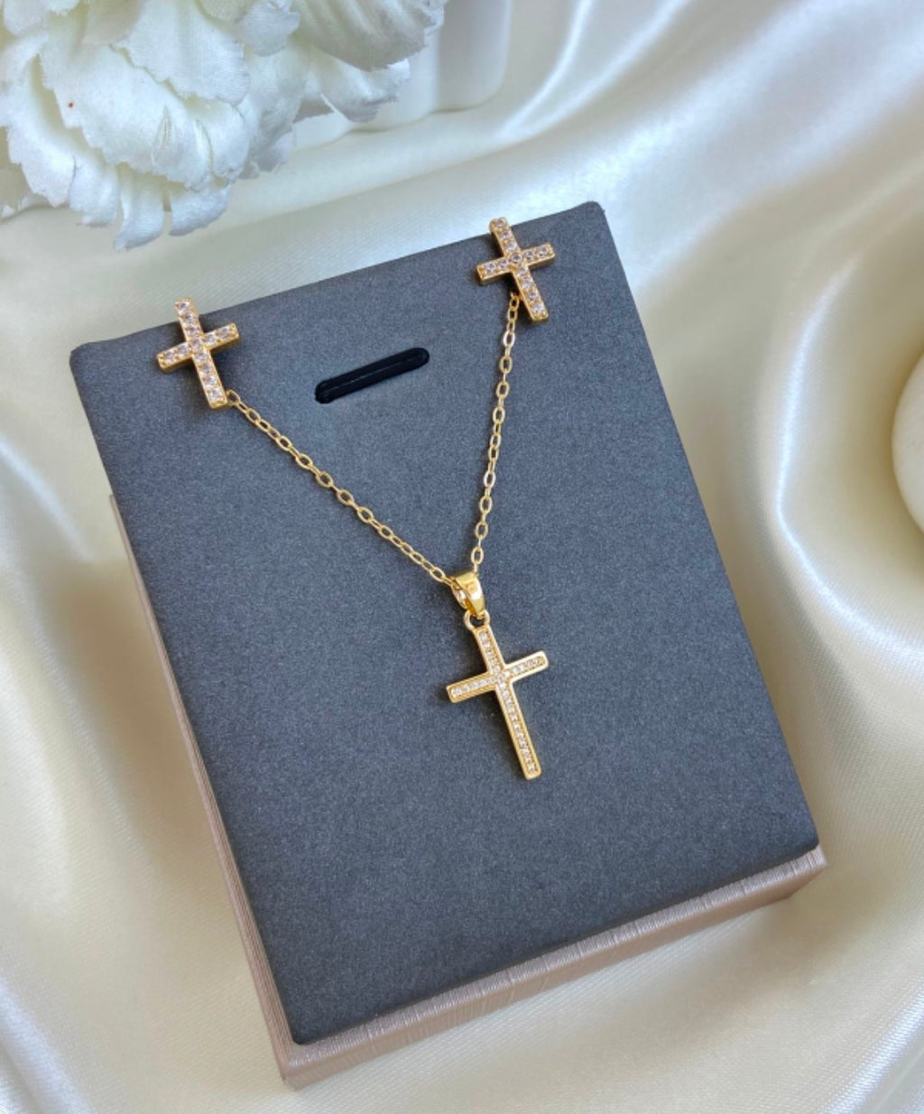 Variedades de juegos de cadenas y aretes con baño de oro por $425 escribe cual quieres y vas a recibir una por $425.  ♥️  Gracias por su compra