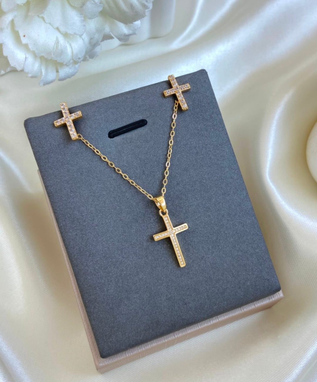 Variedades de juegos de cadenas y aretes con baño de oro por $425 escribe cual quieres y vas a recibir una por $425.  ♥️  Gracias por su compra