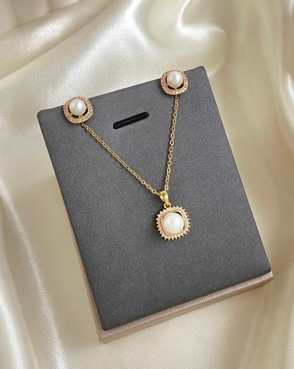 Variedades de juegos de cadenas y aretes con baño de oro por $425 escribe cual quieres y vas a recibir una por $425.  ♥️  Gracias por su compra