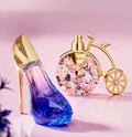 Son una fragancia de la familia floral-amaderada y frutal. Tiene un carácter suave, limpio, fresco y romántico, ideal para el uso diario. 2 perfumes. Inspiración