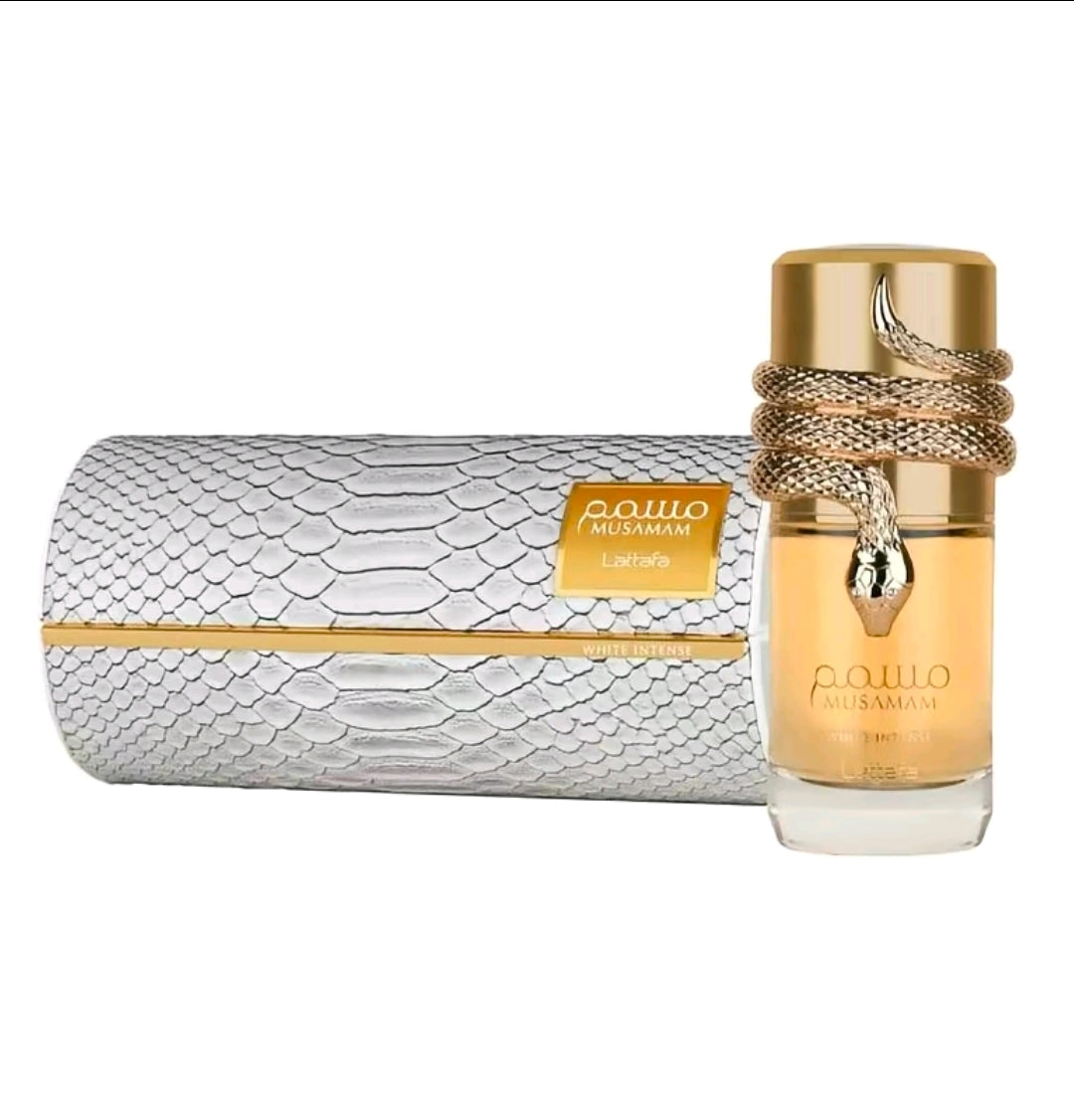Musamam White Intense, otra creación muy destacada y lujosa de la casa Lattafa Perfumes. A diferencia del aroma a postre de Eclaire, este destaca por tener una composición cítrica, cremosa, tropical y amaderada.100% Original.