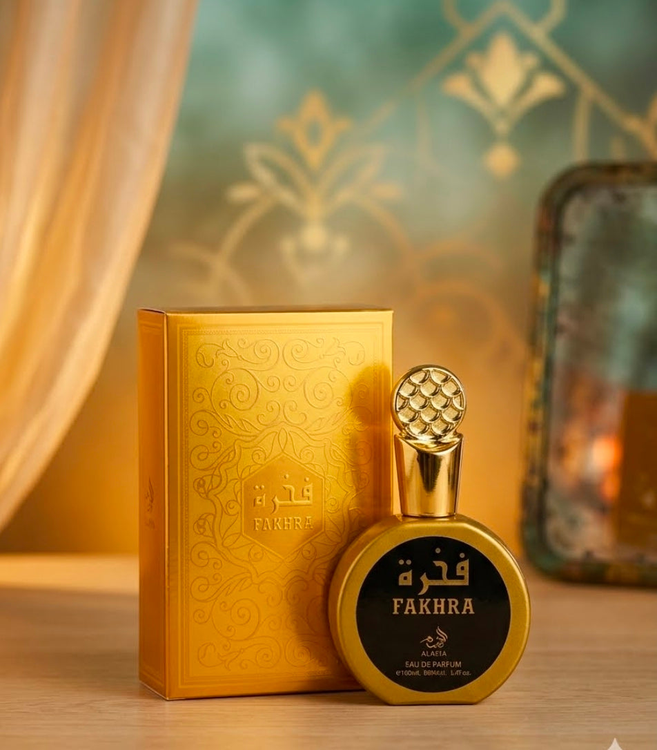 Fakhra de Alafiya, fragancia árabe en la que se inspira, Fakhar Gold) está catalogado principalmente como un perfume unisex, notas cítricas y especiadas (como el pomelo y el cardamomo) con un fondo cálido de ámbar, cuero y maderas. Inspiración.