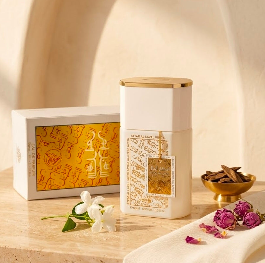 Attar Al Layal White de la casa Al-Fakhr destaca por ser una fragancia cremosa, reconfortante y con un balance marcadamente oriental. Inspiración