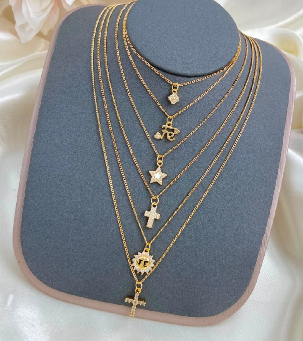 Nueva collection 😍 de cadenas con dije con baño de oro cada una $290 ♥️ordena la tuya antes de agoten 🇩🇴✨️