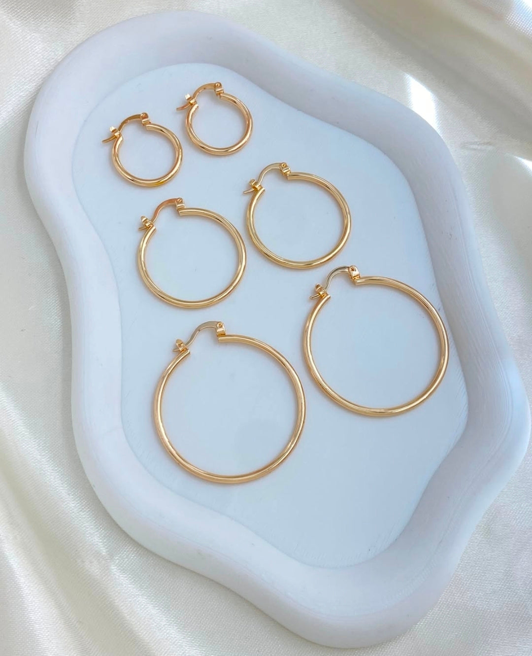 Variedades de argollas con baño de oro. $280  Escribir para decir cual va a comprar solo va a recibir una por $280 pesos. Gracias por su compra.
