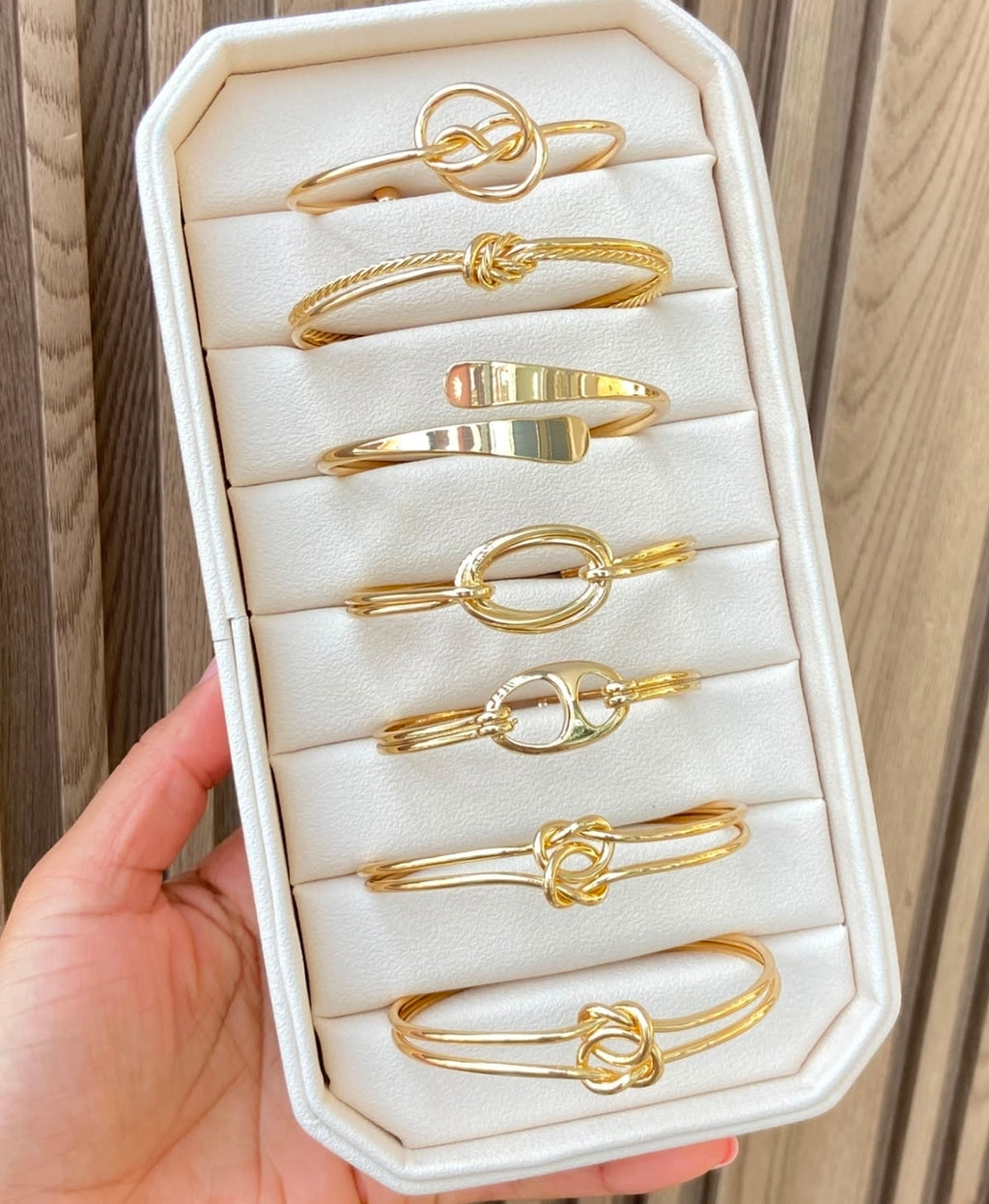 Variedades de bracaletes con baño de oro $450 cada uno