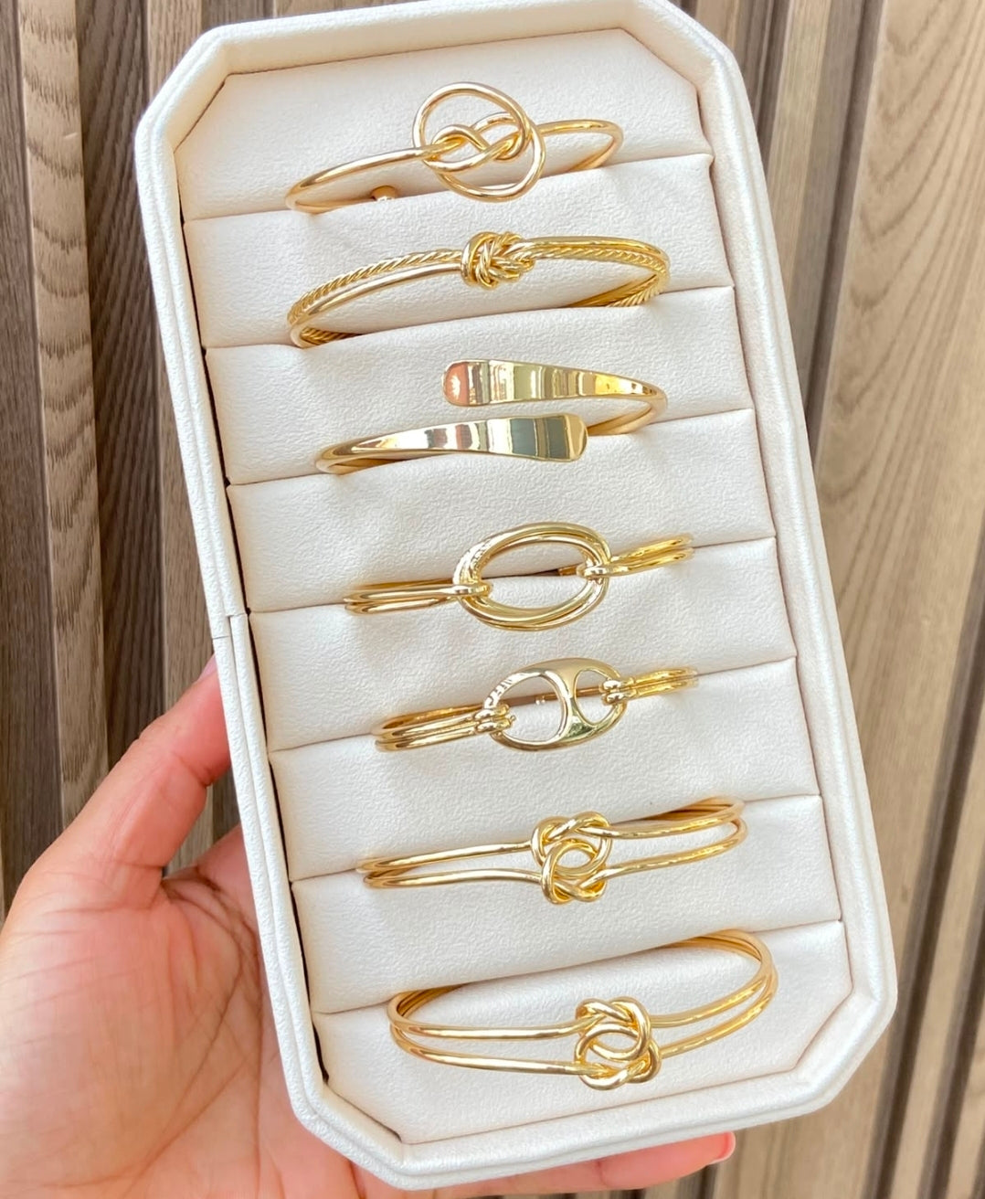 Variedades de bracaletes con baño de oro $450 cada uno