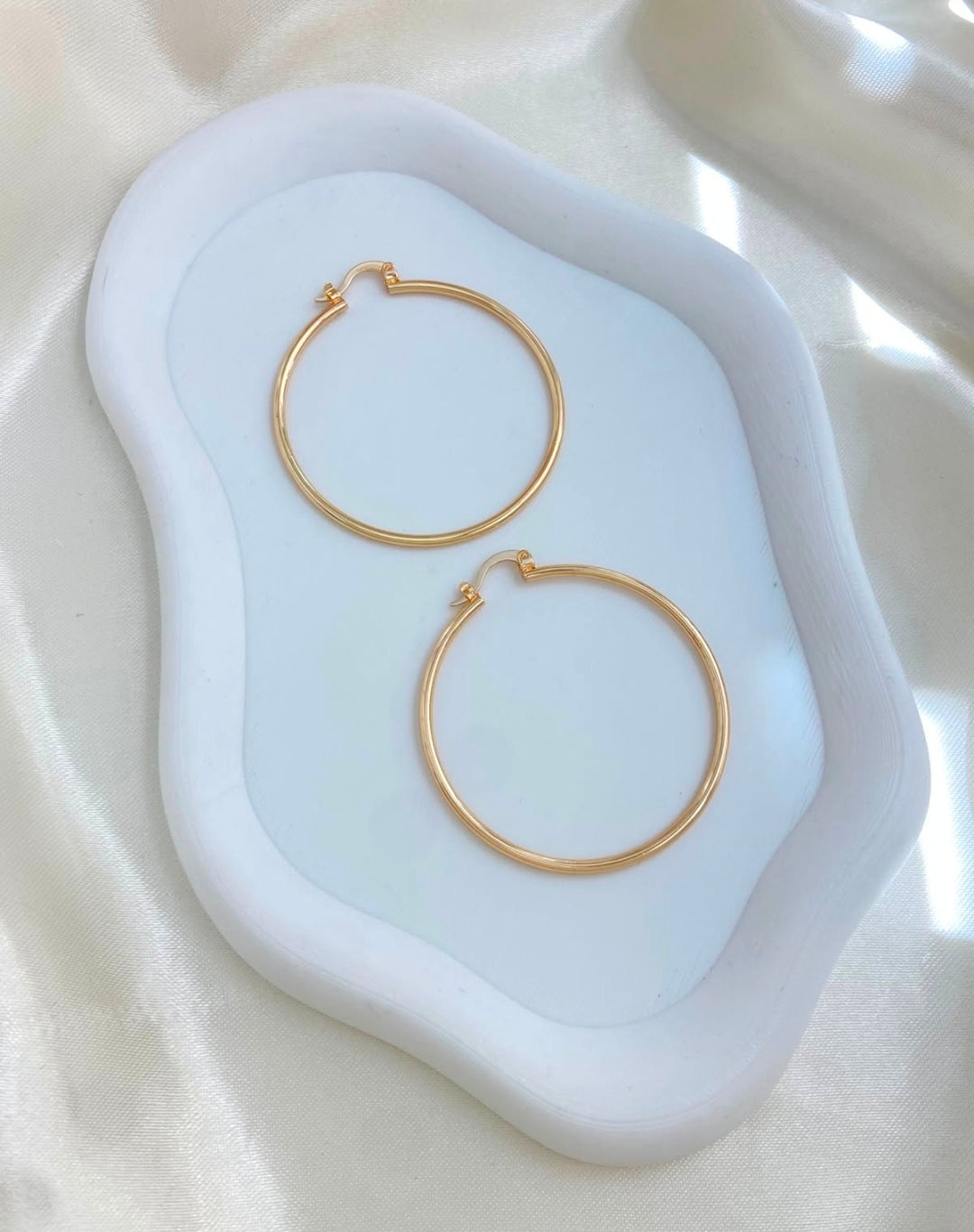 Variedades de argollas con baño de oro. $280  Escribir para decir cual va a comprar solo va a recibir una por $280 pesos. Gracias por su compra.