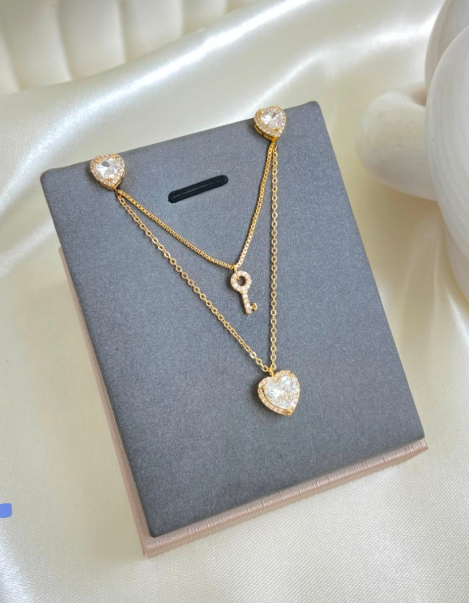 Variedades de elegante juego de cadenas y aretes con baño de oro.