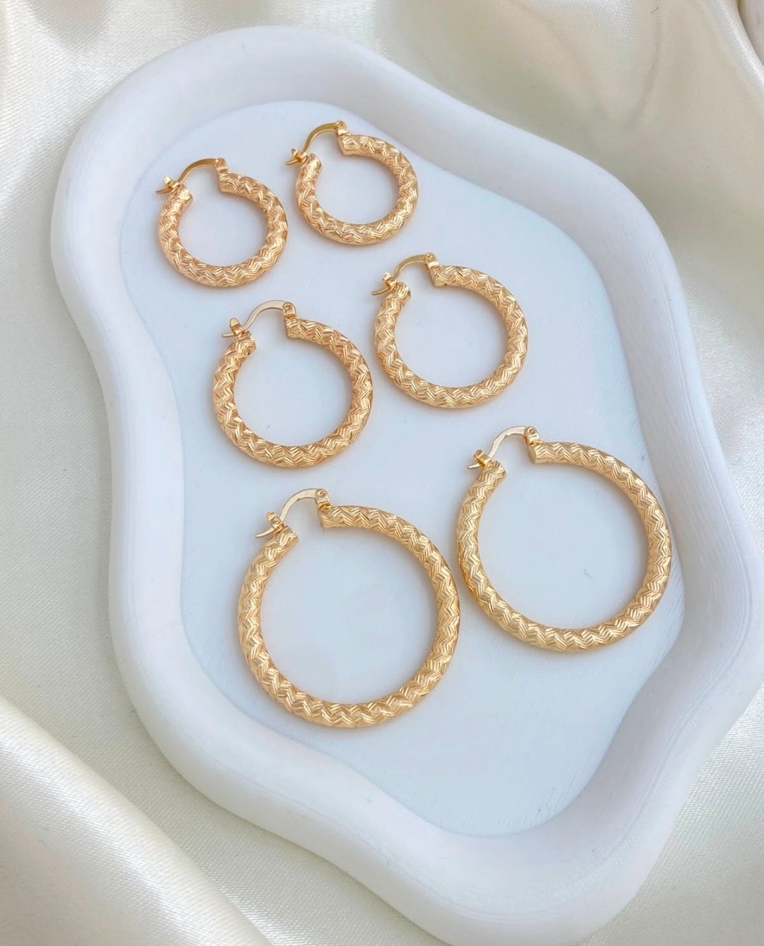 Variedades de argollas con baño de oro. $280  Escribir para decir cual va a comprar solo va a recibir una por $280 pesos. Gracias por su compra.