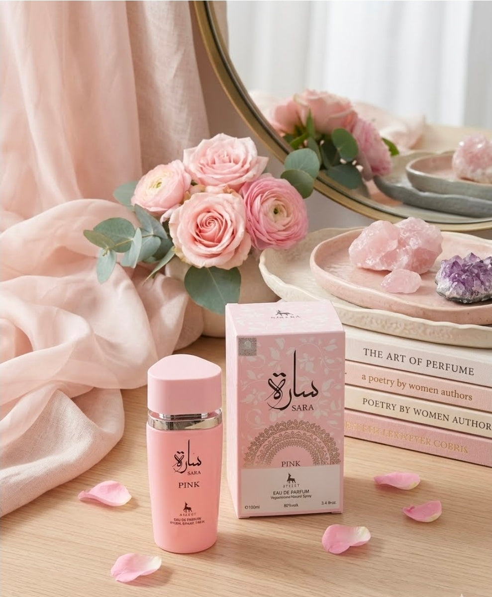 Sara Pink de la marca Ayelet. Es una fragancia catalogada como floral frutal gourmand con un perfil aromático dulce, cremoso y muy femenino. Inspiración